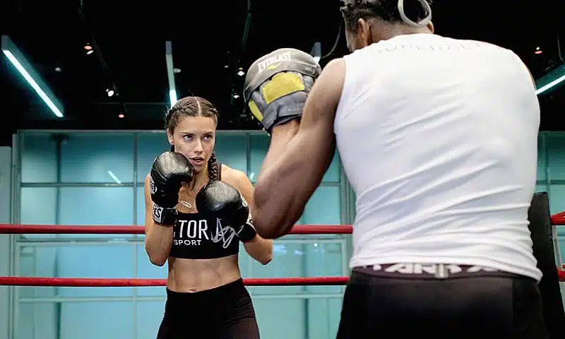 la modelo Adriana Lima practicando Boxeo