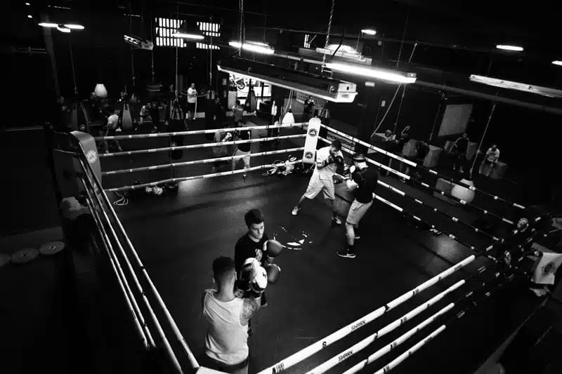 Personas entrenando boxeo en el ring del gimnasio Entrena en Barcelona