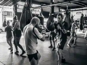 Equipo de empresa haciendo boxeo en Entrena en Barcelona