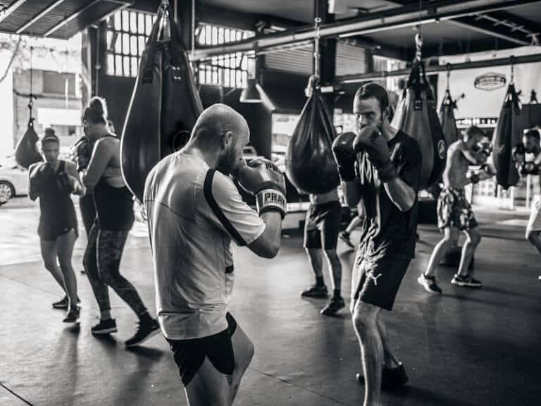 Equipo de empresa haciendo boxeo en Entrena en Barcelona
