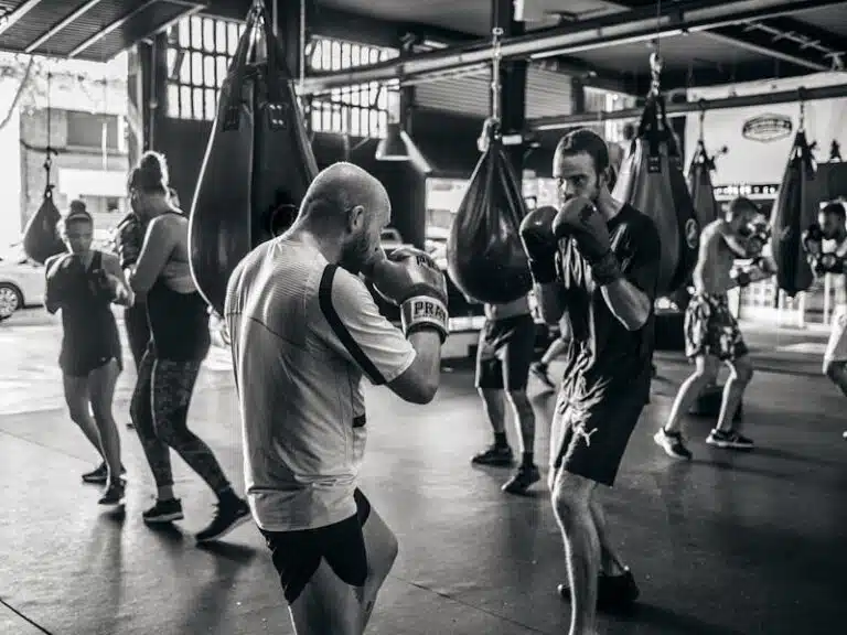 Equipo de empresa haciendo boxeo en Entrena en Barcelona