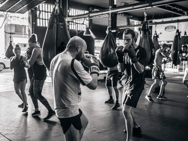 Equipo de empresa haciendo boxeo en Entrena en Barcelona
