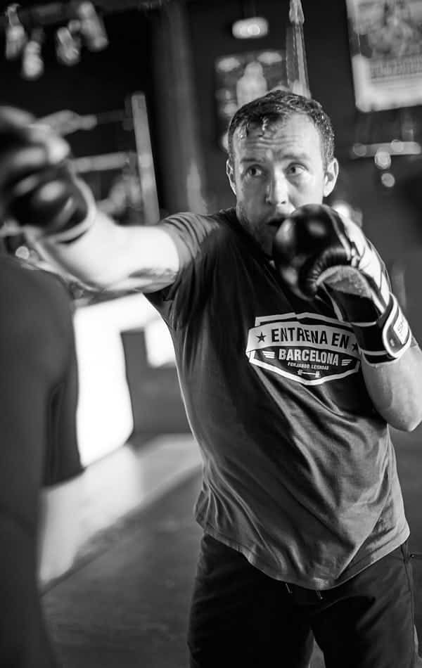 Persona entrenando boxeo en Entrena en Barcelona, mostrando motivación y concentración