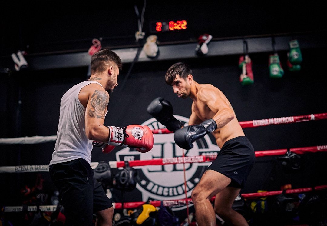 Dos hombres boxeando en un ring en Barcelona