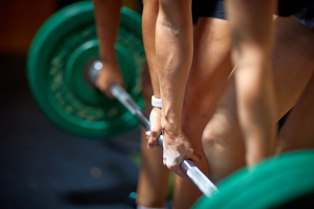Participantes entrenando juntos en una sesión de CrossFight en Entrena en Barcelona, fomentando comunidad y motivación compartida.