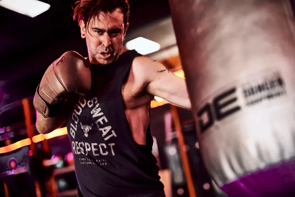Socio entrenando boxeo en el gimnasio Entrena en Barcelona, Poblenou