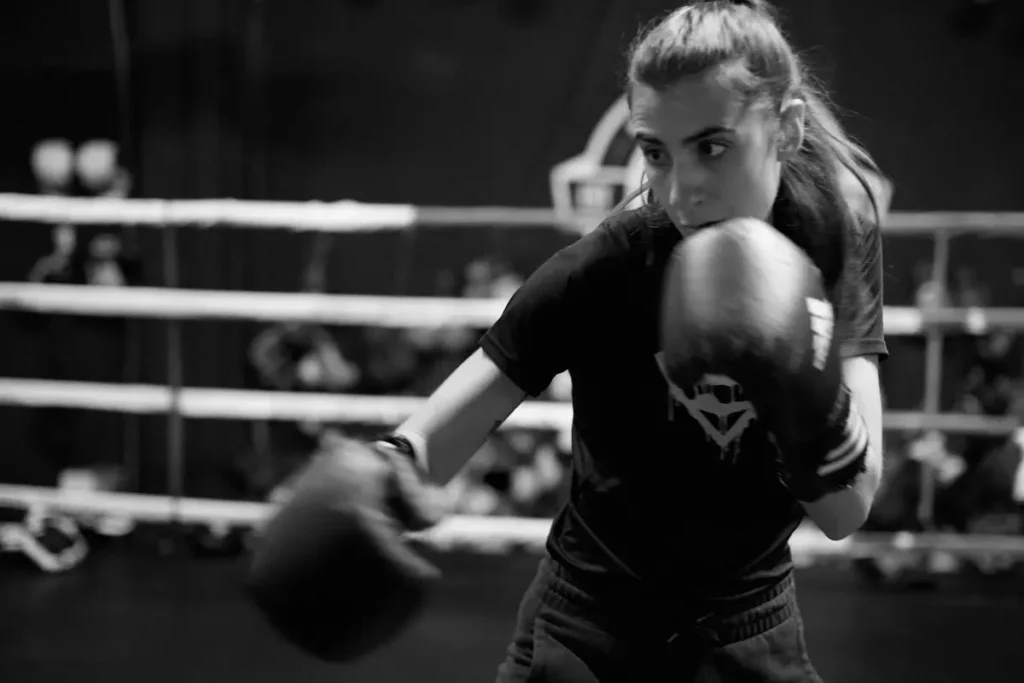 Natalia haciendo tecnica de boxeo en gimnasio Entrena Barcelona
