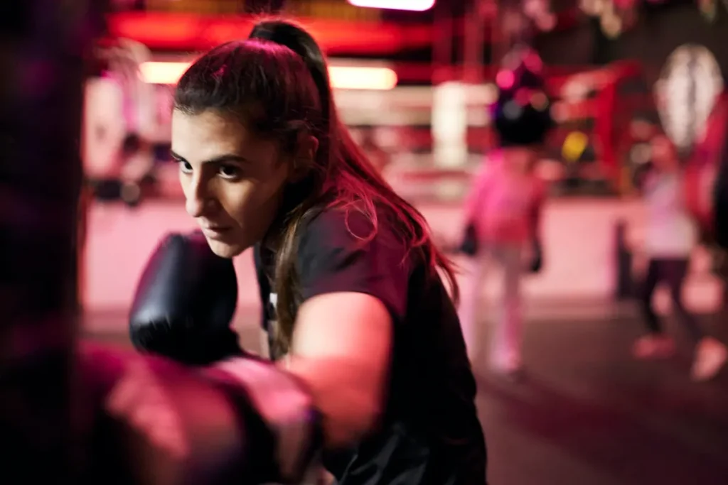 Natalia entrenando boxeo femenino en Entrena en Barcelona Poblenou