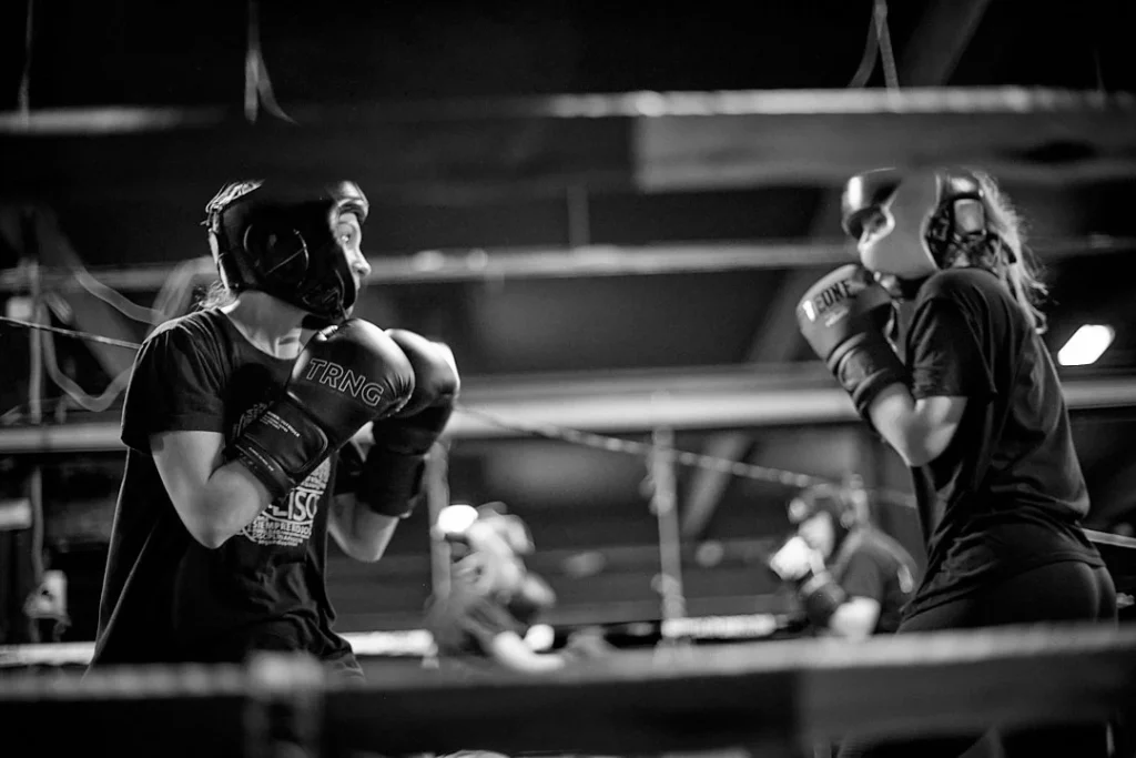 Sparring de boxeo en el ring profesional del gimnasio Entrena en Barcelona, Poblenou