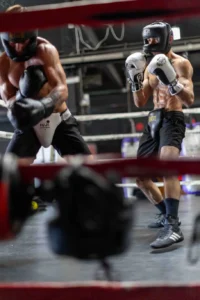 Sparring de boxeo femenino en el ring del gimnasio Entrena en Barcelona, Poblenou