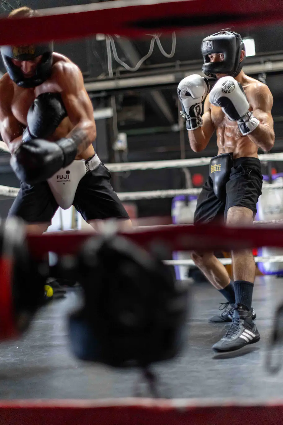 Sparring de boxeo femenino en el ring del gimnasio Entrena en Barcelona, Poblenou