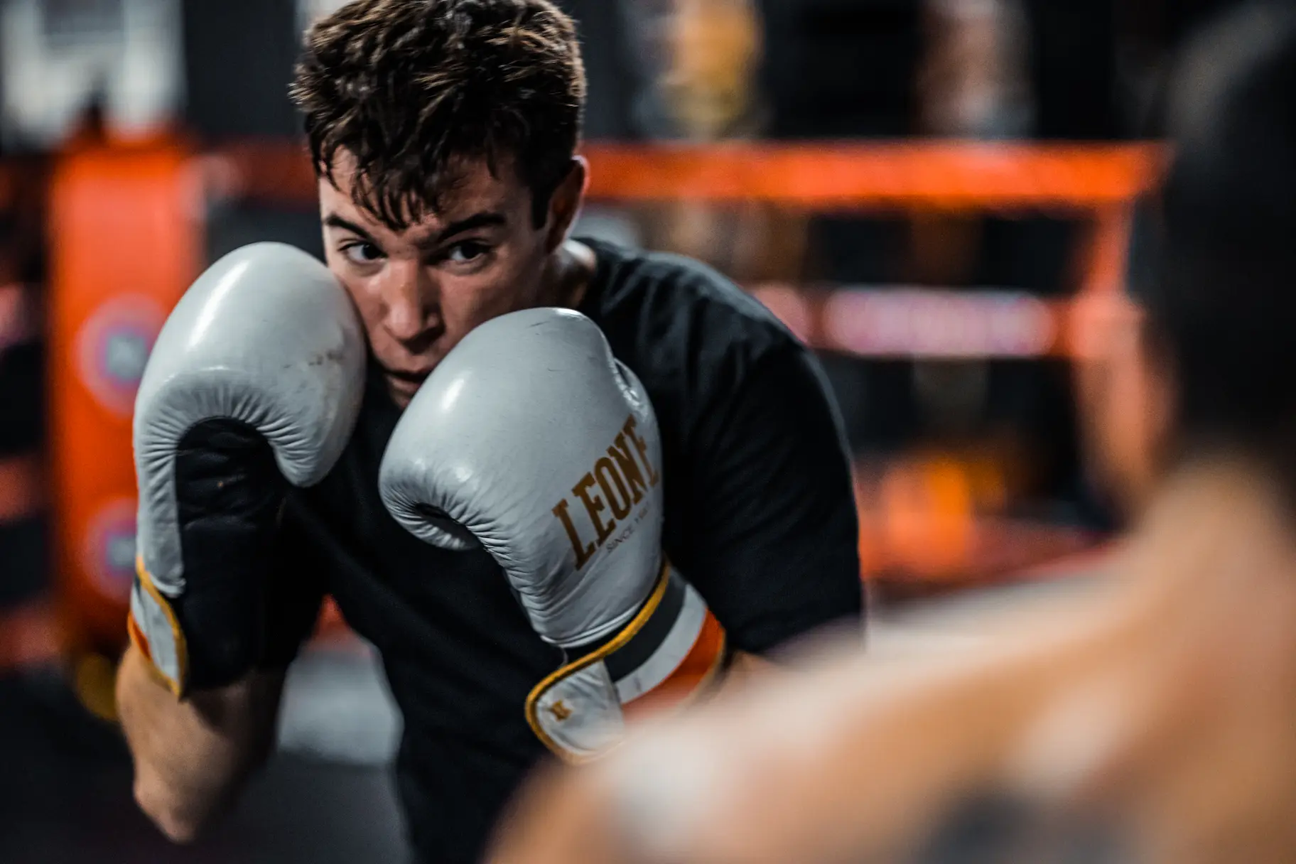 Boxeador en guardia durante entrenamiento en Entrena en Barcelona, gimnasio de boxeo en Poblenou