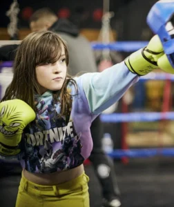 Niña con guantes de boxeo lanzando un golpe en el ring de Entrena en Barcelona, Poblenou