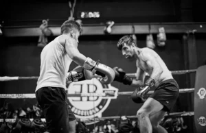 Dos boxeadores entrenando en el ring del gimnasio Entrena en Barcelona, Poblenou