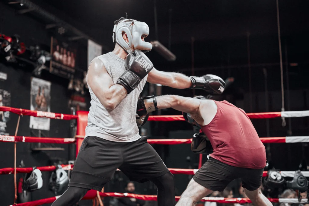 Sparring de boxeo en el ring de Entrena en Barcelona, Poblenou