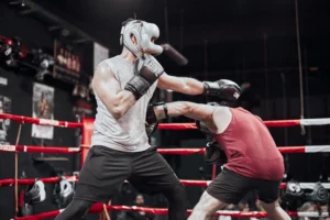 Sparring de boxeo en el ring de Entrena en Barcelona, Poblenou