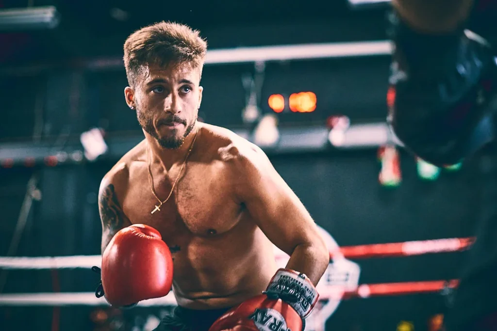 Boxeador entrenando con guantes rojos en el ring - Entrena en Barcelona, Poblenou