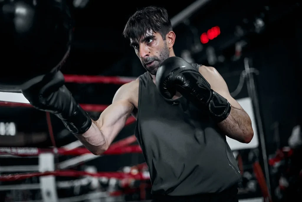 Boxeador entrenando para liberar estrés en Entrena en Barcelona