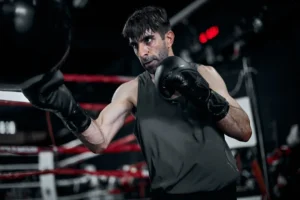 Boxeador entrenando para liberar estrés en Entrena en Barcelona