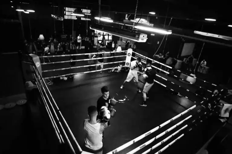 Personas entrenando boxeo en el ring del gimnasio Entrena en Barcelona